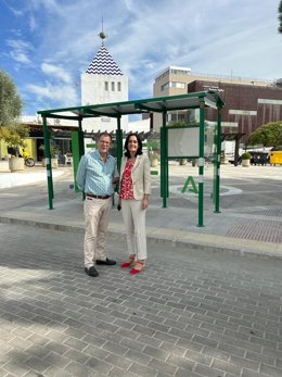 Cayuelas y el alcalde de Burguillos junto a una de las nuevas marquesinas
