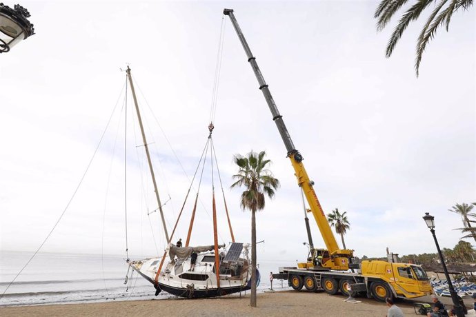 El Ayuntamiento de Marbella retira el velero encallado en la playa de San Pedro Alcántara