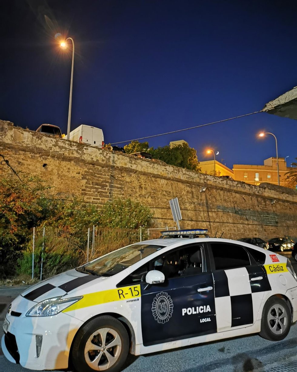 Archivo - Vehículo de la Policía Local de Cádiz