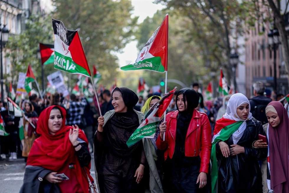 Archivo - Varias mujeres saharauis protestan en una manifestación para exigir el derecho de autodeterminación del pueblo saharaui en Madrid