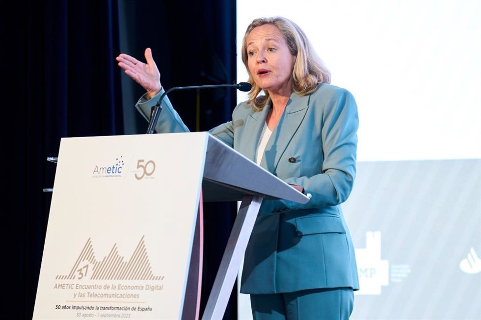 La vicepresidenta primera del Gobierno y ministra de Asuntos Económicos y para la Transformación Digital en funciones, Nadia Calviño, en el Encuentro de Ametic en la UIMP.