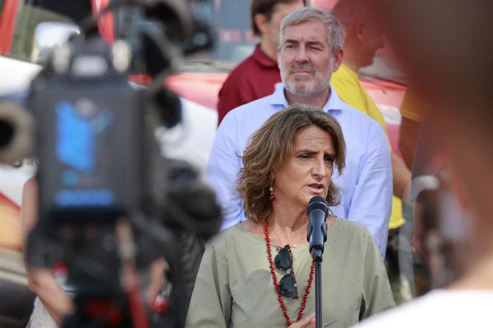 La vicepresidenta tercera y ministra para la Transición Ecológica y el Reto Demográfico, Teresa Ribera, ofrece una rueda de prensa tras su visita de ayer al Puesto de Mando Avanzado, a 24 de agosto de 2023, en Arafo, Tenerife, Islas Canarias (España). A