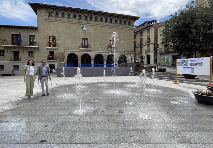 Monzón recupera su fuente en la plaza Mayor tras las obras de renovación del pavimento