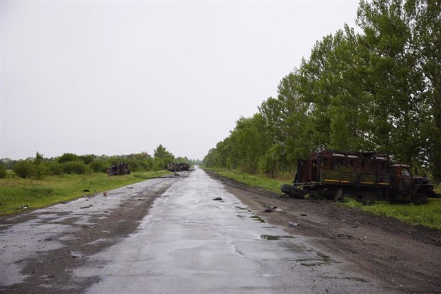 Archivo - Vehículos militares destrozados en la región de Járkov, en Ucrania