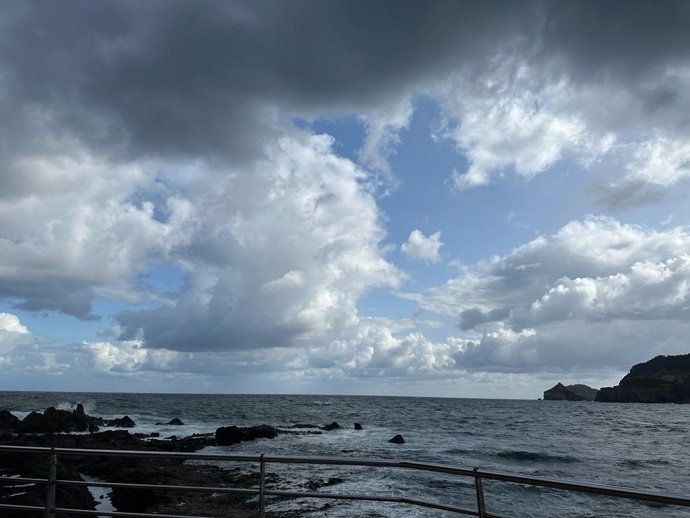 Cielo amenazador de lluvia en la costa de Bakio (Vizcaya)