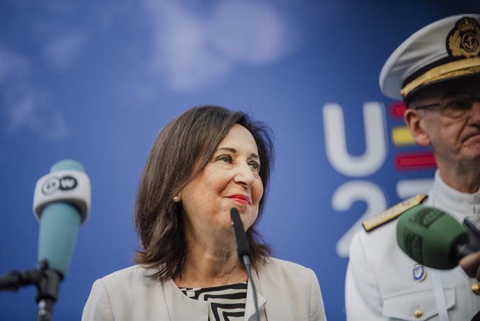 La ministra de Defensa en funciones, Margarita Robles junto al Jefe de Estado Mayor de la Defensa (JEMAD), almirante general Teodoro López Calderón, ofrece declaraciones a los medios a su llegada a la Cumbre Europea de Defensa, en el Campus de la Fábric