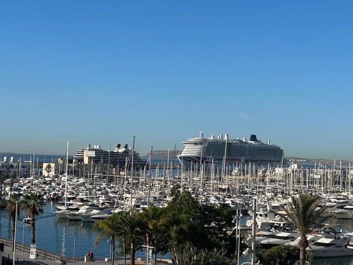 Imagen de dos cruceros en el Puerto de Alicante.