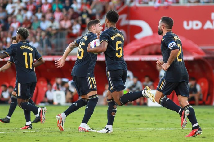 El jugador del Real Madrid Jude Bellingham celebra un gol ante el Almería en LaLiga EA Sports 2023-2024.