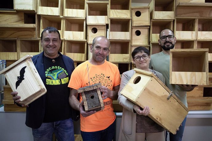 Archivo - Presidentes de las Asociaciones Asocastrona, El Alcornocal, Pinariegos y Oropéndola junto a las cajas nido que se colocarán en el proyecto.