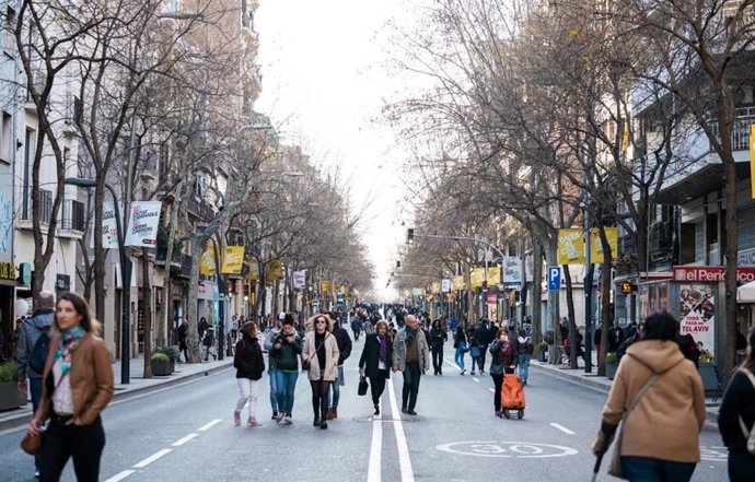 El tall de trnsit es fa en Creu Coberta entre la plaa Espanya i el carrer Munné, i en Gran de Grcia el carrer Nil Fabra i la plaa Nicolás Salmerón.