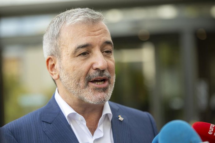 Archivo - Arxivo - L'alcalde de Barcelona, Jaume Collboni, atén als mitjans a la seva sortida de la capella ardent de l'historietista Francisco Ibáñez en el Tanatori Sancho d'vila, a 16 de juliol de 2023, a Barcelona, Catalunya (Espanya). 