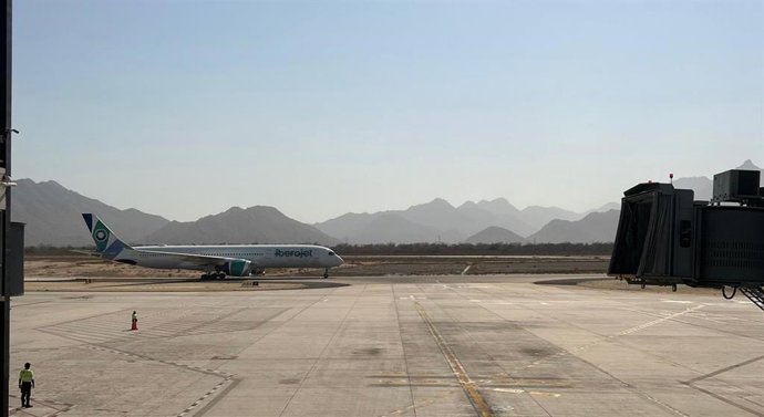 Archivo - Un avión en el AICM (México).