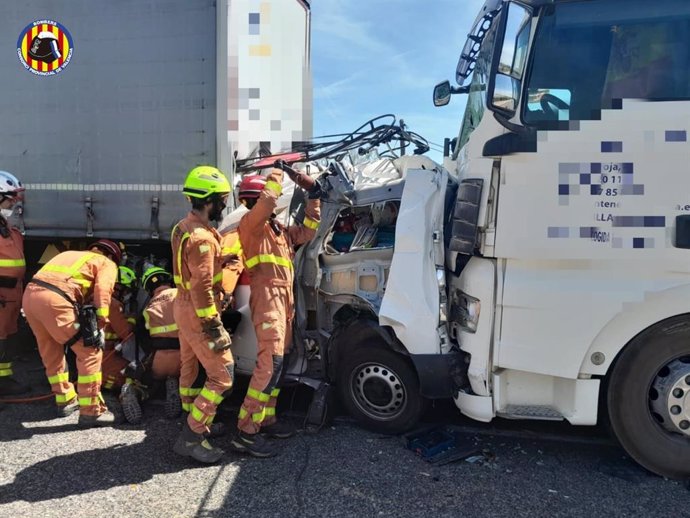 Atendidas dos personas en un accidente entre dos camiones y un coche en Aldaia (Valencia)