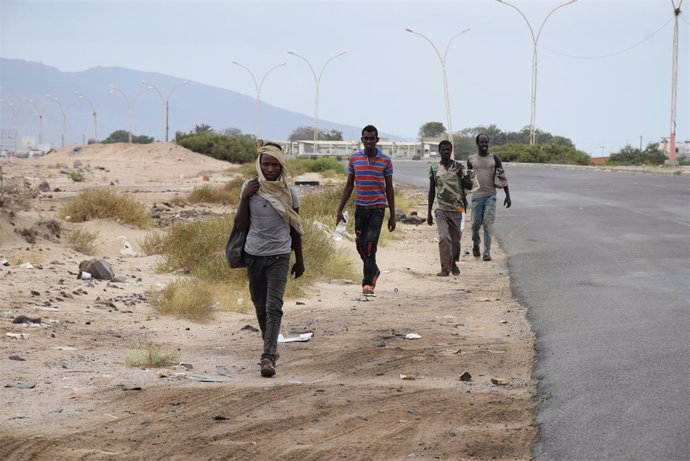 Archivo - (200318) -- ADEN, March 18, 2020 (Xinhua) -- African immigrants are seen heading into the western outskirts of the southern port city of Aden, Yemen, March 18, 2020. Yemen's government declared a number of precautionary measures in an attempt 