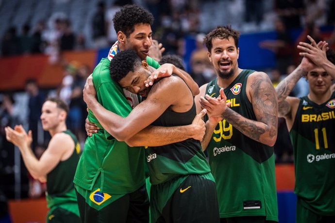 Los jugadores de Brasil celebran su victoria ante Canadá en el Mundobasket 2023