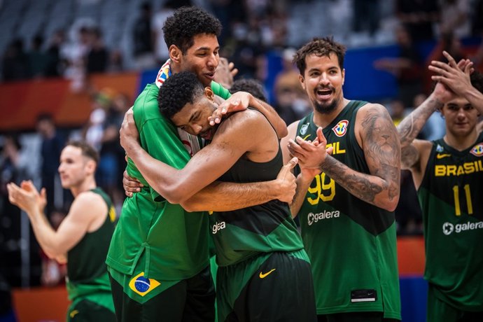 Los jugadores de Brasil celebran su victoria ante Canadá en el Mundobasket 2023