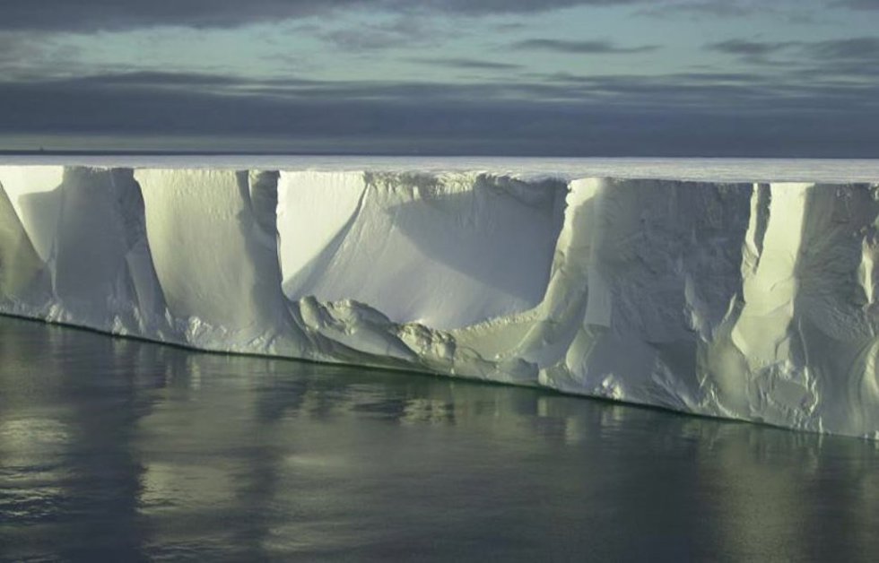 Frente de hielo flotante en la Antártida