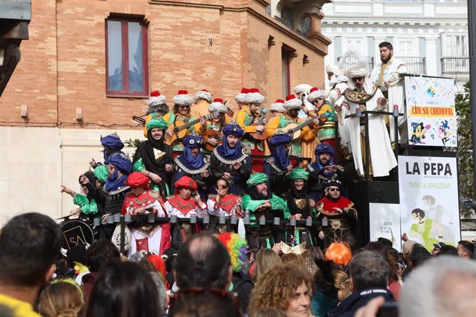 Archivo - Un coro del carnaval de Cádiz durante el carrusel de febrero de 2023