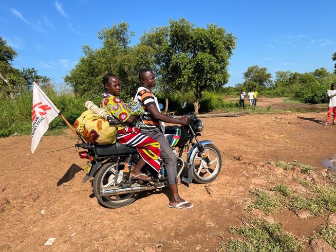 Una mujer y su bebé son transportados en una motocicleta de MSF de regreso a su pueblo después del tratamiento en Batangafo, República Centroafricana