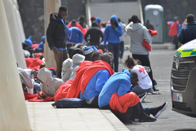 Varios inmigrantes son atendidos por los servicios de emergencias, en el Puerto de la Restinga, en El Hierro, tras llegar en una patera.