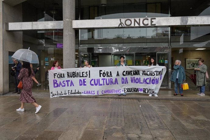 Varias personas sujetan una pancarta durante una concentración contra Luis Rubiales, en el Obelisco, a 1 de septiembre de 2023, en A Coruña, Galicia (España). Libres y Combativas, la plataforma feminista impulsada por el Sindicato de Estudiantes e Izqui