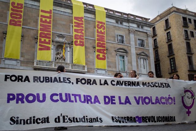 Varias personas protestan durante una concentración contra Rubiales, en la plaza Sant Jaume, a 1 de septiembre de 2023, en Barcelona, Catalunya (España). Libres y Combativas, la plataforma feminista impulsada por el Sindicato de Estudiantes e Izquierda Re