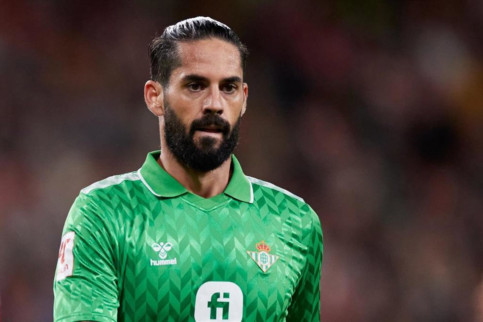 Isco disputando un partido con el Betis