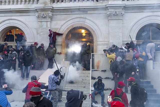 Archivo - January 6, 2021, Washington Dc, District of Columbia, United States: Police use tear gas around Capitol building where pro-Trump supporters riot and breached the Capitol. Rioters broke windows and breached the Capitol building in an attempt to o
