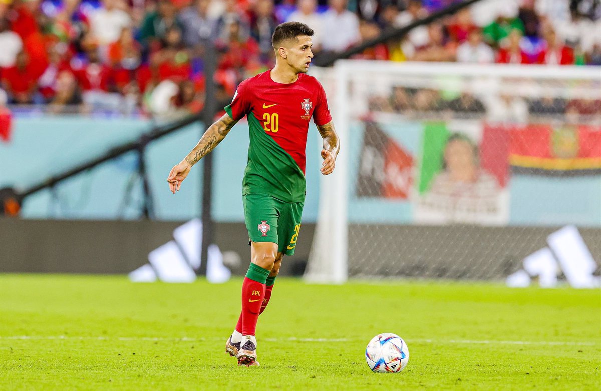 O extremo português João Cancelo também chega emprestado ao Barça