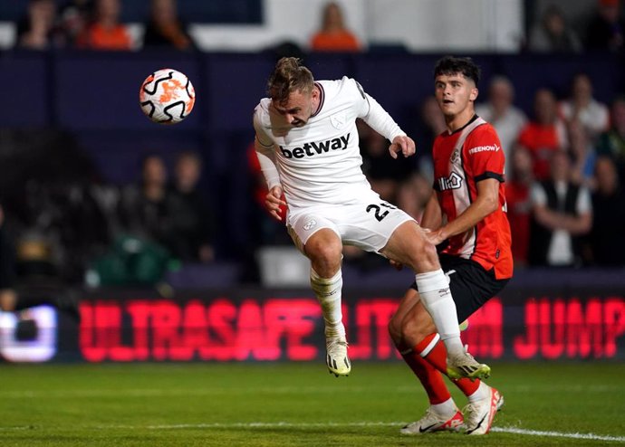 01 September 2023, United Kingdom, Luton: West Ham United's Jarrod Bowen scores their side's first goal of the game during the English Premier League soccer match between Luton Town and West Ham United at Kenilworth Road. Photo: David Davies/PA Wire/dpa