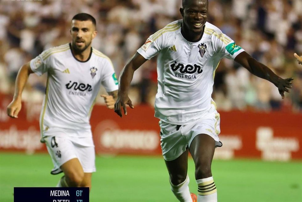 Mohamed Djetei celebra un gol con el Albacete Balompié.