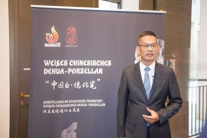 Photo shows Huang Wenjie, Dehua County's Party chief at Frankfurt Dehua white porcelain exhibition
