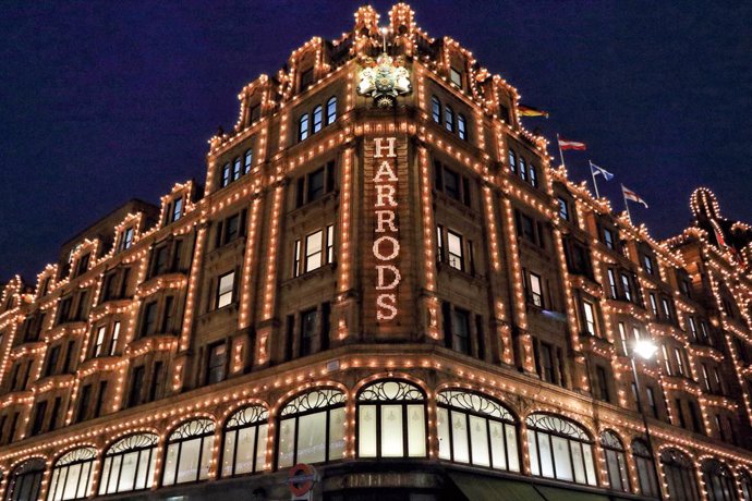 Archivo - December 10, 2020, London, United Kingdom: The iconic facade of Harrods all lit up..World Famous Knightsbridge Department store Harrods is all lit up and decorated for Christmas.