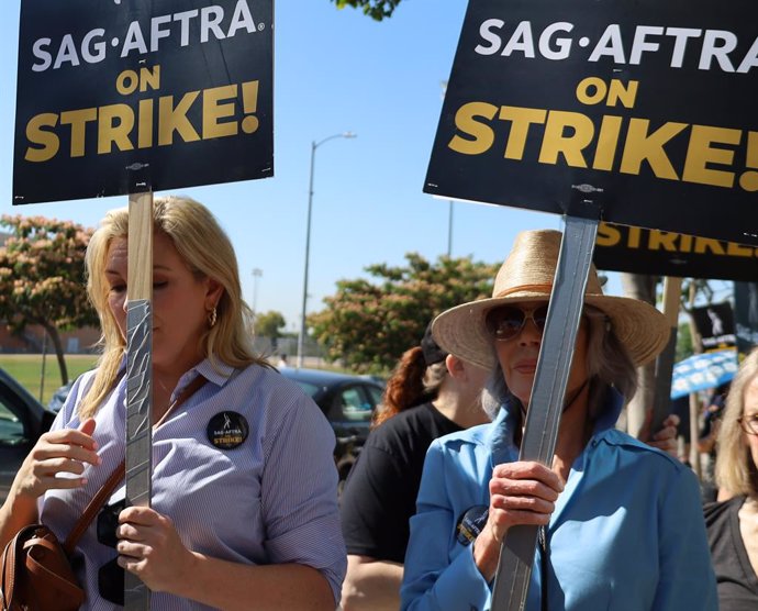 Archivo - July 20, 2023, Hollywood, California, U.S.A: Jane Fonda and June Diane Raphael, all part of the cast of the seven-season hit Netflix TV show Grace and Frankie, walk the SAG-AFTRA/WGA picket line where they demonstrate support for fellow actors