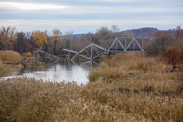 Archivo - Puente destruido en Kupiansk, en la provincia ucraniana de Járkov, el marco de la invasión de Ucrania por parte del Ejército de Rusia