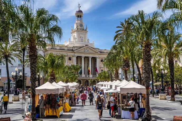 Archivo - Turistas en la Plaza de San Juan de Dios de Cádiz, donde se encuentra el Ayuntamiento de la capital a 27 de abril del 2023. (Foto de archivo)