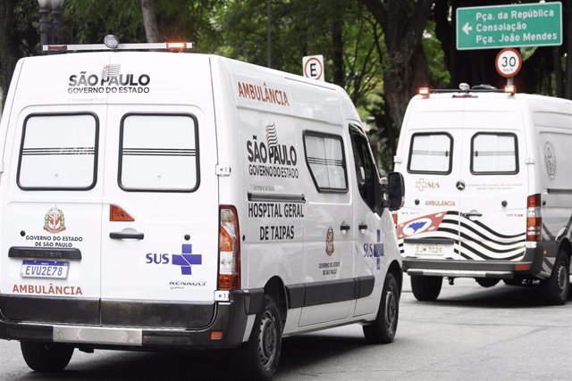 Archivo - Ambulancia en Brasil