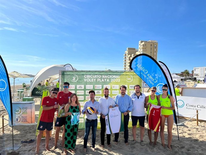 Los directores generales del Instituto de Turismo y de Deportes, Juan Francisco Martínez y Francisco Javier Sánchez, respectivamente, junto a organizadores y participantes en la prueba del Circuito Nacional de Vóley Playa.