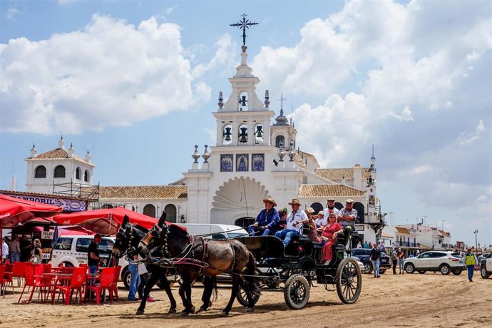 Archivo - Vista general de la fachada del Santuario Nuestra Señora del Rocío. (Foto de archivo).