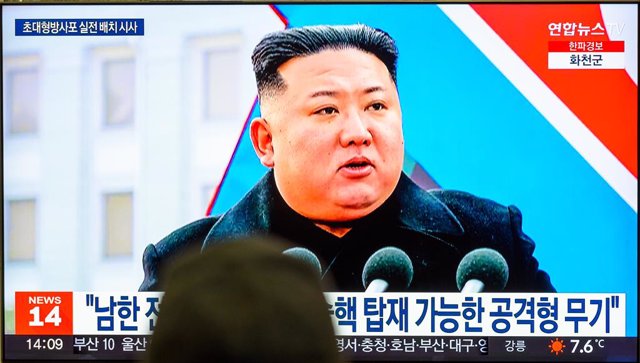 Archivo - January 1, 2023, Seoul, South Korea: A TV screen shows a footage of  North Korean leader Kim Jong-un during a news program at the Yongsan Railway Station in Seoul. North Korean leader Kim Jong-un stressed the need to ''exponentially'' increase t