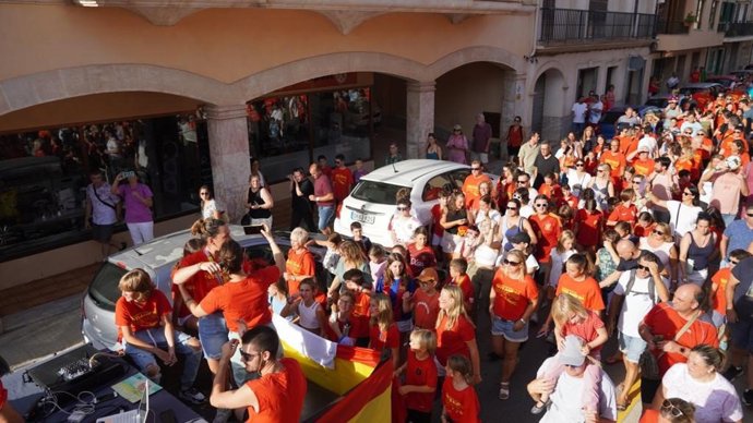 Pasacalles para recibir a la campeona del mundo de fútbol Cata Coll en Prtol