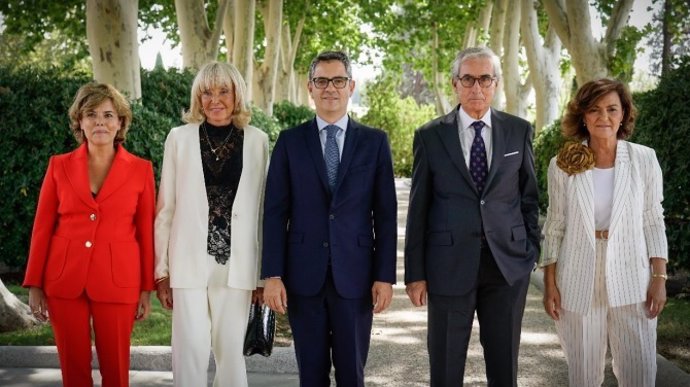 Soraya Sáenz De Santamaría, María Teresa Fernández De La Vega, Félix Bolaños, Ramón Jáuregui Y Carmen Calvo En La Presentación De Los Nuevos Retratos De La Galería De La Presidencia.