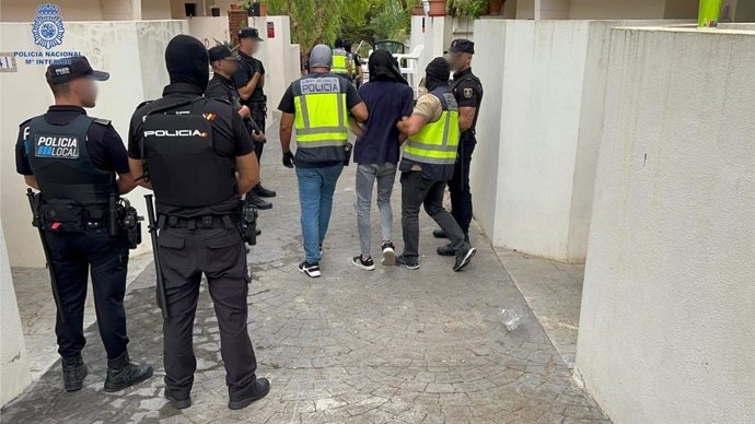 Archivo - Detenido en Mahón por robar en un local comercial mediante el método del alunizaje