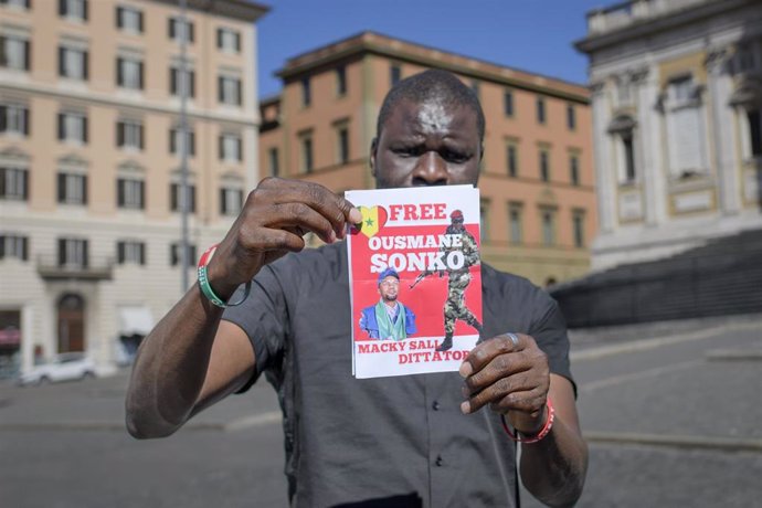 Un manifestante en apoyo al opositor senegalés Ousmane Sonko durante una protesta en Roma, Italia