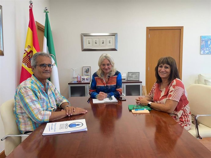 Reunión de la delegada de la Junta en Cádiz, Mercedes Colombo, con representantes de Adacca.