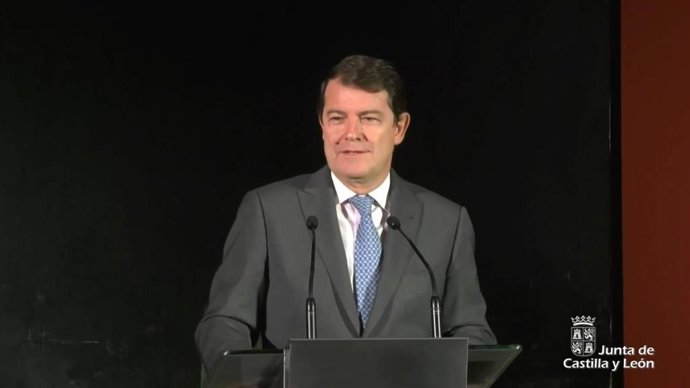 El presidente de la Junta de Castilla y León, Alfonso Fernández Mañueco, durante su intervención en la inauguración de la exhibición 'Apóstol' de Ángel Luis Iglesis celebrada este sábado en la Catedral de Salamanca