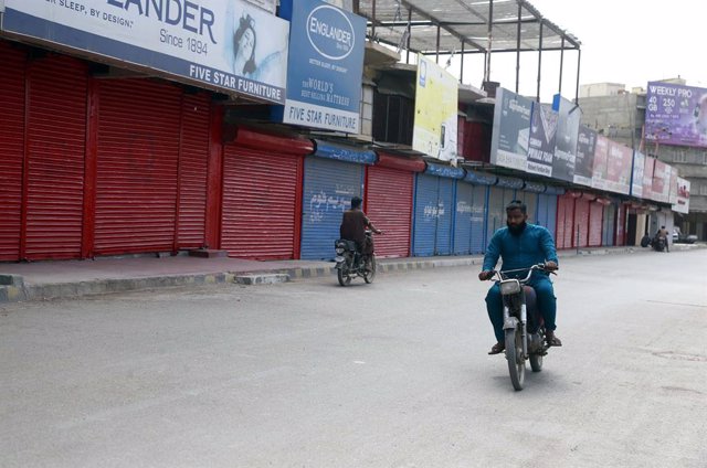 Huelga de comerciantes por la subida de precios en Karachi, Pakistán