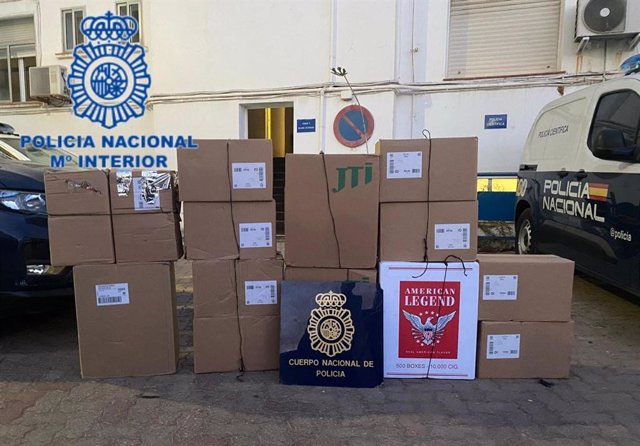 Intervenidas 4.500 cajetillas de tabaco de contrabando al frustrar un alijo en La Línea (Cádiz)