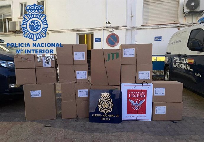 Intervenidas 4.500 cajetillas de tabaco de contrabando al frustrar un alijo en La Línea (Cádiz)