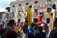 Familias disfrutan del pasacalles de 'Los Gigantes y Cabezudos' en Alcalá y esperan que la lluvia "respete" las fiestas